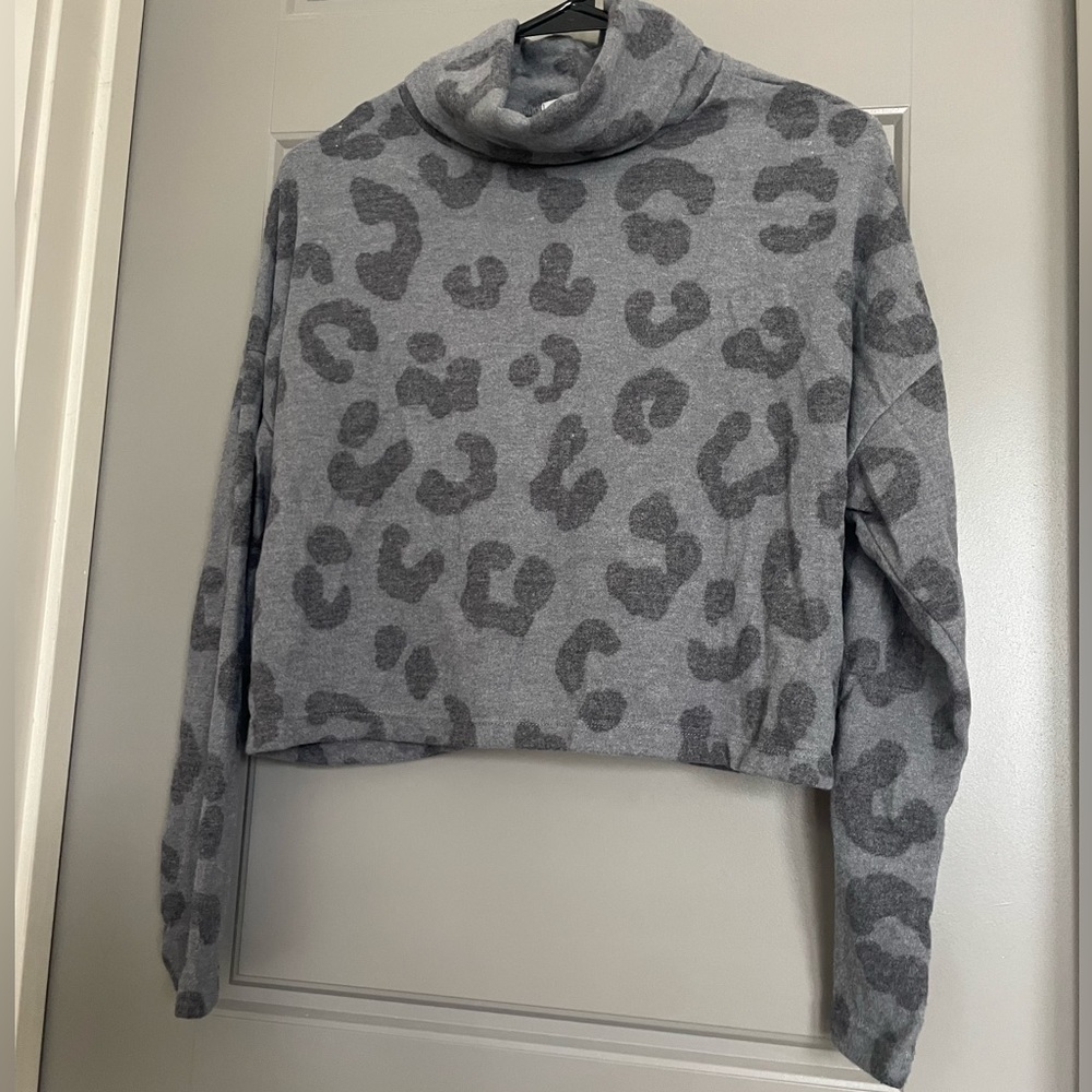 Cropped gray cheetah print turtleneck